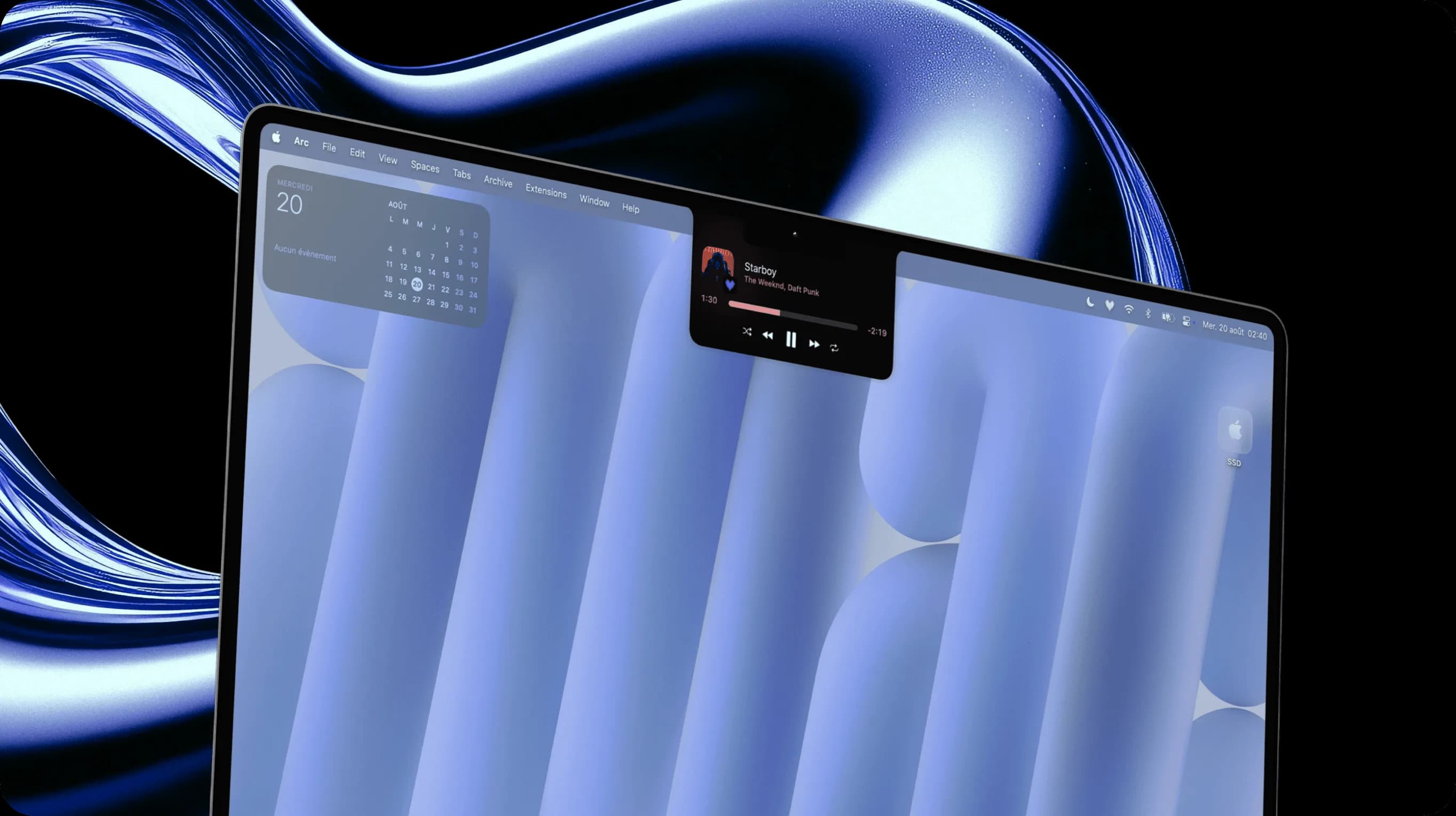 MacBook avec l’encoche déployée : agenda et lecteur de musique